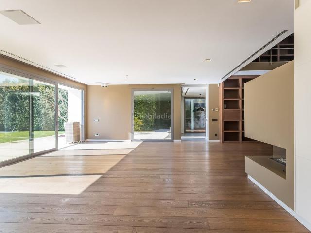 Casa pareada en venta en Esplugues de Llobregat, Ciutat Diagonal. Propiedad prime en Esplugues de 634 m2 c 475 m2 útiles vistas, piscina y ubicación estratégica a 5 km de Barcelona. Casas pareadas.