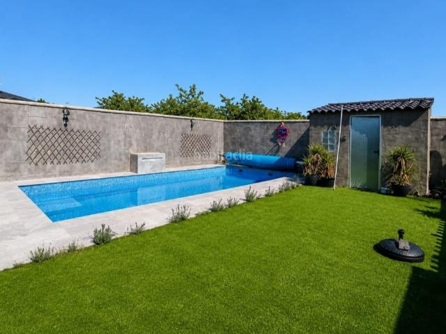 Casa pareada en venta en Illescas, Señorío de Illescas. CASALIA presenta: Espectacular chalet pareado con piscina privada, jardín y 445 m² de parcela Zona Señorío de Illescas. Casas pareadas.