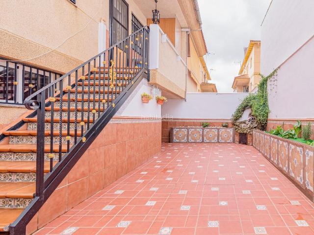 Casa pareada en venta en Íllora. Casa familiar con gran patio, placas solares y cochera doble en Alomartes. Casas pareadas.