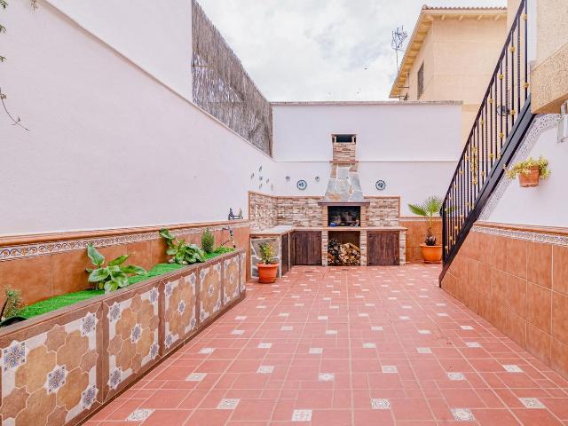 Casa pareada en venta en Íllora. Casa familiar con gran patio, placas solares y cochera doble en Alomartes. Casas pareadas.