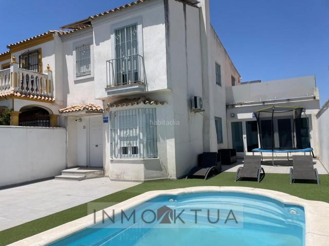Casa pareada en venta en Jerez de la Frontera, Parque Atlántico Ronda este. Magnifica casa pareada totalmente reformada con piscina privada en zona este. Casas pareadas Jerez de la.