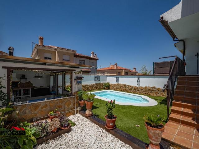 Casa pareada en venta en Jun. MAGNIFICA VIVIENDA CON PISCINA PRIVADA,JARDIN Y SOTANO HABITABLE EN JUN POR 255.000 EUR!. Casas pareadas.