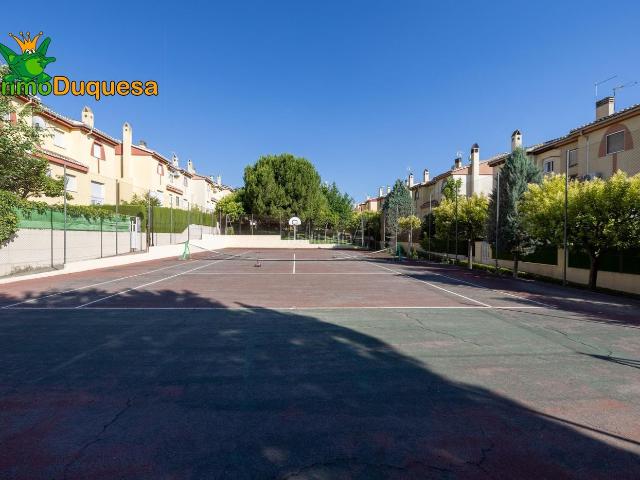 Casa pareada en venta en Ogíjares. Casa Pareada en Urb. Loma Linda Ogijares. Casas pareadas.