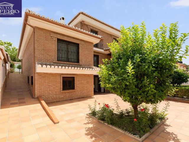 Casa pareada en venta en Ogíjares. Chalet accesible de gran amplitud, con jardín privado, garaje y completas zonas comunitarias. Casas pareadas.