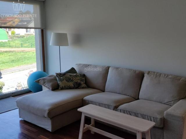 Casa pareada en venta en Oleiros, Nós. La casa tiene una superficie de 240m2, y ofrece amplios espacios para vivir y disfrutar además de un amplio jardín trasero con el. Casas pareadas.