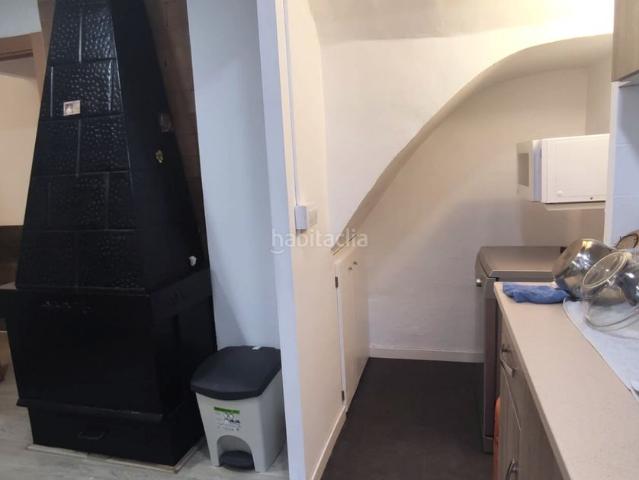 Casa pareada en venta en Olot. Casa de dos plantas amplia y luminosa, ideal para familias que buscan espacio y comodidad. Casas pareadas.