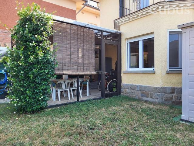 Casa pareada en venta en Olot. Casas pareadas.