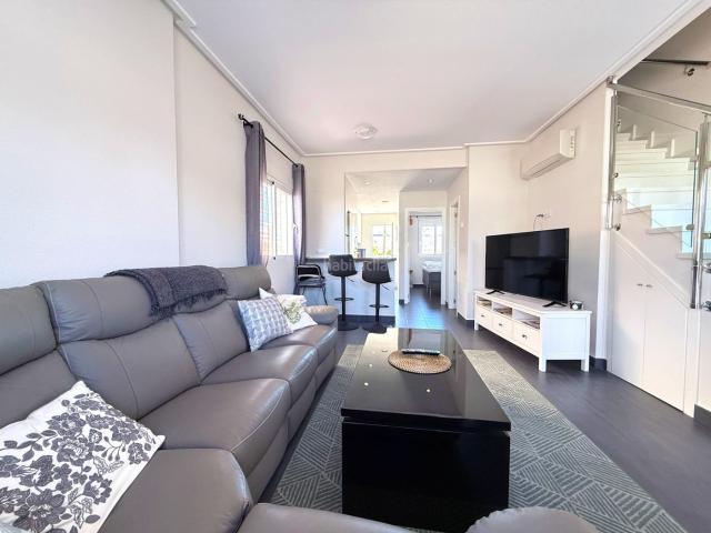 Casa pareada en venta en Orihuela, Lomas de Cabo Roig Los Dolses. Casa pareada con 3 dormitorios, 2 baños, garaje, trastero y piscina comunitaria en zona de Lomas de Cabo Roig. Casas pareadas.
