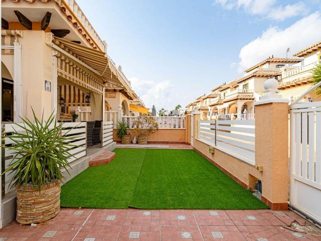 Casa pareada en venta en Orihuela, Lomas de Cabo Roig Los Dolses. Le presentamos esta acogedora vivienda tipo Quattro situada en la codiciada zona de Lomas de Cabo Roig, una propiedad que combina.