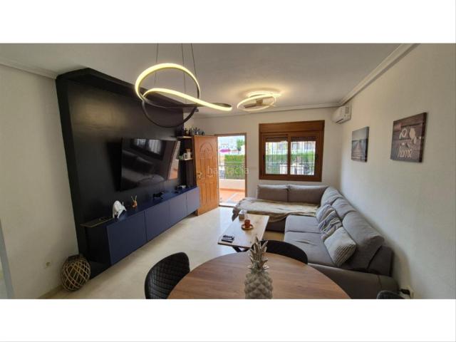 Casa pareada en venta en Orihuela, Los Almendros. Casa cuádruple de 3 dormitorios totalmente reformada en PAU 8, Villamartín. Casas pareadas.
