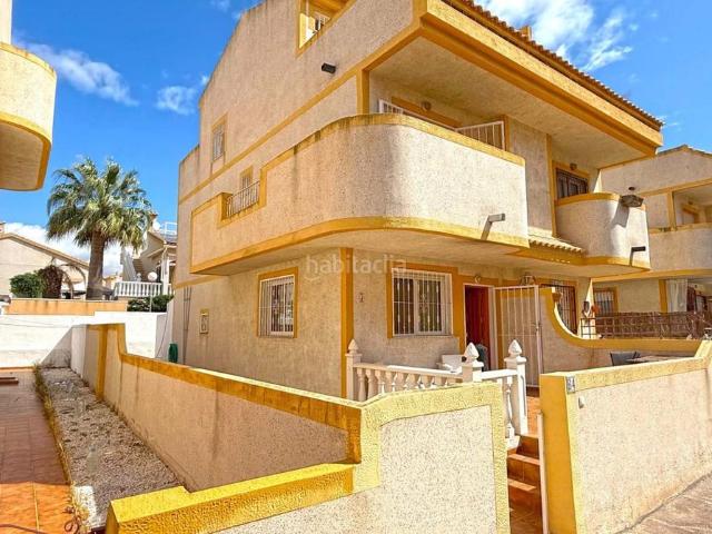 Casa pareada en venta en Orihuela, La Florida. Ubicada en la codiciada zona de Los Altos, Orihuela Costa, esta villa pareada bien presentada ofrece una distribución cómoda y esp. Casas pareadas.