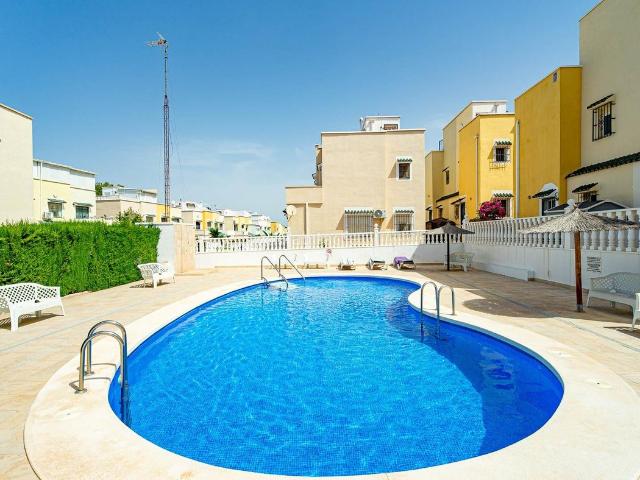 Casa pareada en venta en Orihuela, La Florida. VIJ232 Pareado con gran espacio exterior en urbanización cerrada en Los Almendros, Orihuela Costa. Casas pareadas.