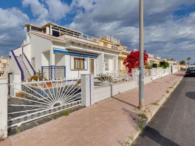 Casa pareada en venta en Orihuela, La Florida. Nos complace presentar esta elegante casa quad ubicada en la tranquila urbanizacioacuten de La Florida en Orihuela Costa. Esta pr. Casas pareadas.