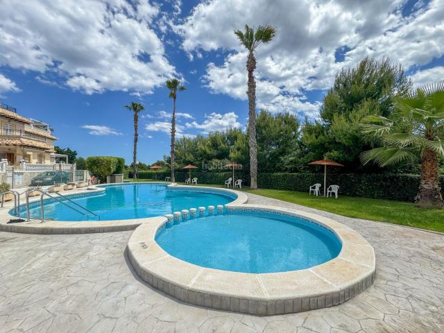 Casa pareada en venta en Orihuela, Playa Flamenca. Amplia quad con orientacioacuten sur en La Zenia, justo al lado del Zenia Boulevard. La soleada terraza delantera cuenta con espac. Casas pareadas.