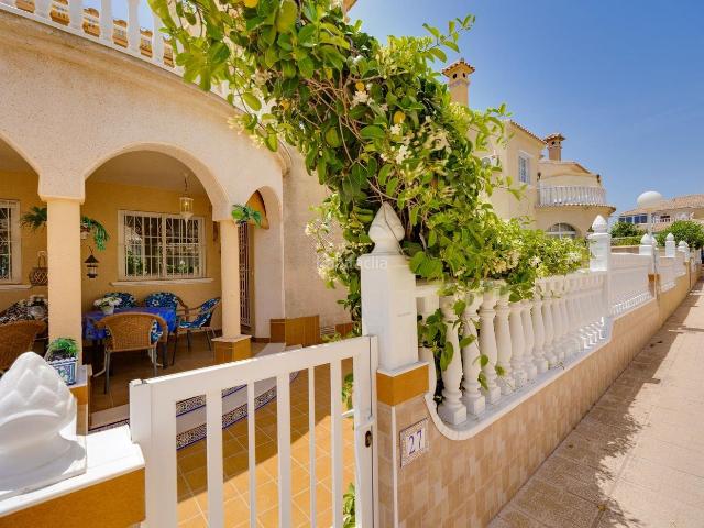 Casa pareada en venta en Orihuela, Playa Flamenca. Descubre este encantador quad adosado situado en la prestigiosa zona de Playa Flamenca, una de las aacutereas maacutes demandadas. Casas pareadas.