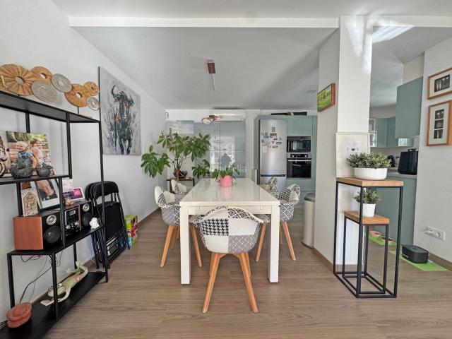Casa pareada en venta en Orihuela, Villamartín Las Filipinas. Ubicada en la solicitada urbanizacioacuten Zodiaco V en Villamartiacuten, esta preciosa villa quad estilo Zodiaco ha sido completa. Casas.