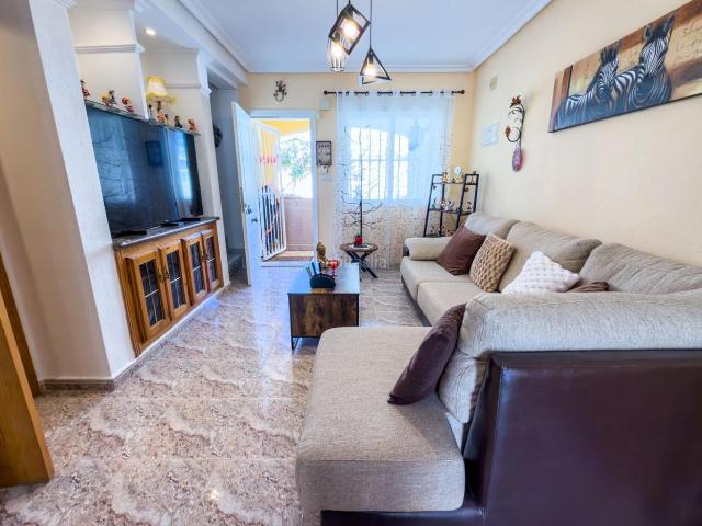 Casa pareada en venta en Orihuela, Villamartín Las Filipinas. ABFinancial presenta este acogedor chalet adosado pareado ubicado en una tranquila urbanización privada de Orihuela Costa, en la z. Casas.