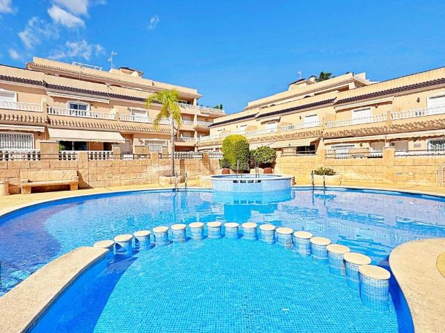 Casa pareada en venta en Orihuela, Villamartín Las Filipinas. Precioso duacuteplex tipo quad en esquina situado en la reconocida urbanizacioacuten Vista Azul, una de las maacutes exclusivas de. Casas.