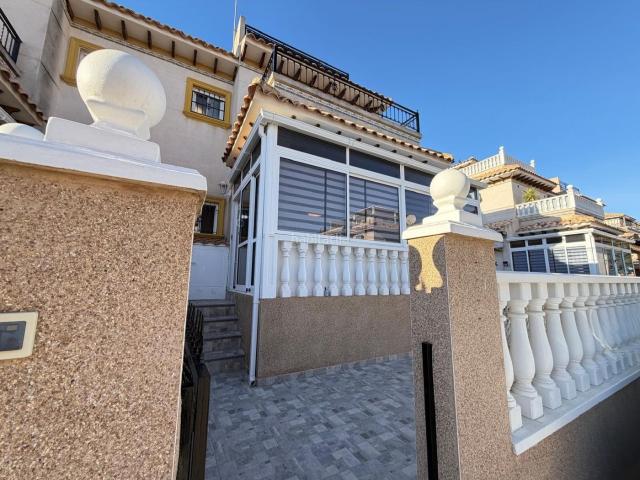 Casa pareada en venta en Orihuela, Villamartín Las Filipinas. Se vende acogedor adosado en Orihuela Costa, zona Las Filipinas, ubicado en una urbanizacioacuten tranquila y bien cuidada con pis. Casas.