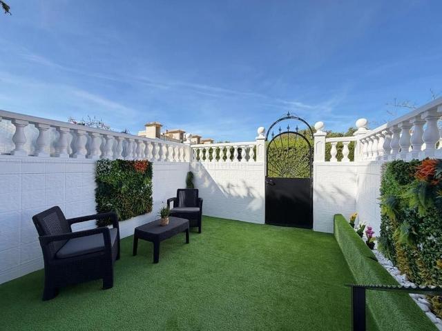 Casa pareada en venta en Orihuela, Zeniamar Horizonte La Campana. Acogedora casa adosada en el corazón de Punta Prima Torrevieja. Casas pareadas.
