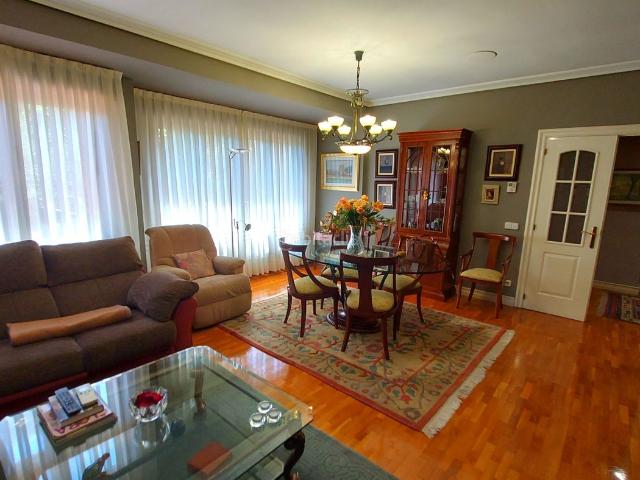 Casa pareada en venta en Logroño, Avenida Madrid. Mágnifico unifamiliar cercano a Logroño en Avda de Madrid en urbanización con piscina y zona deportiva. Casas pareadas.