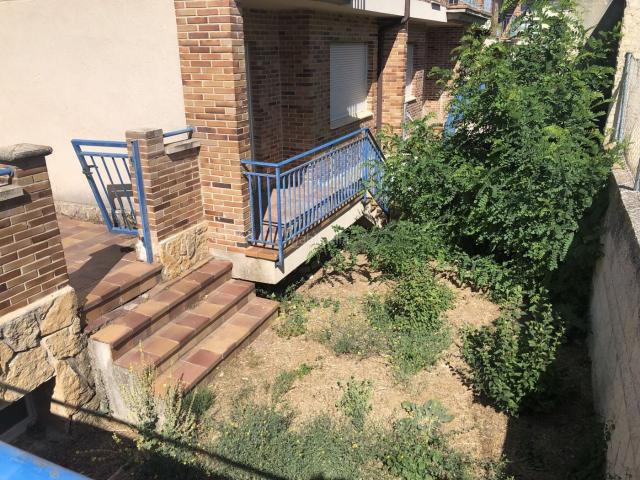 Casa pareada en venta en Lastrilla La. Chalet Pareado en Venta LA LASTRILLA SegoviaBENEFICIOSEl amplio ESPACIO del inmueble con amplias dependencias.El ESTADO Sin Estre. Casas pareadas Lastrilla.