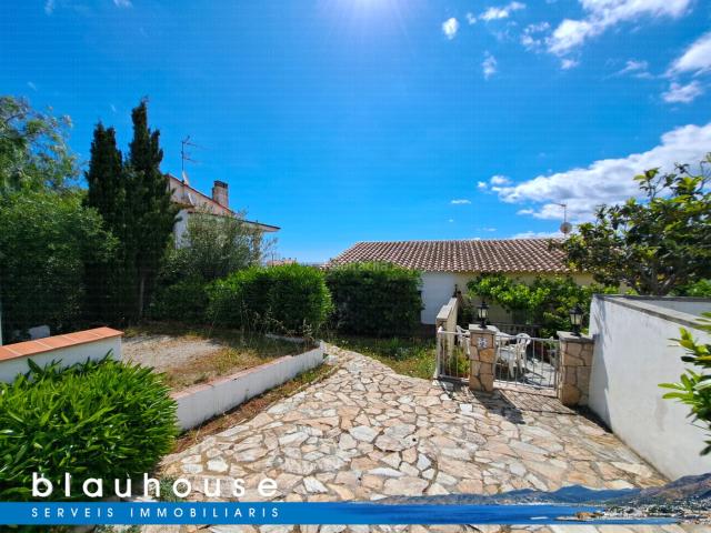 Casa pareada en venta en Llançà, Grifeu Cap Ras Els Estanys Sant Genís Costa Brava. Casa vista al mar. Casas pareadas.