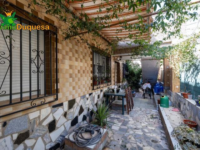 Casa pareada en venta en Monachil, Barrio de la Vega. Casa en esquina en el Barrio de Monachil Son 3 viviendas independientes. Casas pareadas.
