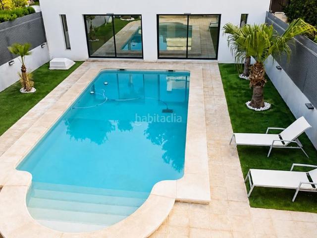 Casa pareada en venta en Monforte del Cid. Espectacular chalet independiente con piscina privada y casa de invitados en Alenda Monforte del Cid. Casas pareadas Monforte del.