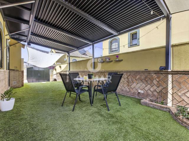 Casa pareada en venta en Montequinto, Avenida de Europa. Se presenta en el corazón de Montequinto este chalet pareado, que combina elegancia y comodidad en un entorno residencial exclusiv. Casas.