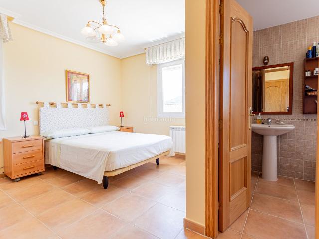 Casa pareada en venta en Moralzarzal, Colegios. Magnífico Chalet Pareado en Moralzarzal: Naturaleza, Espacio y Confort en la Sierra de Madrid Alfa Home Inmobiliaria presenta en e. Casas pareadas.