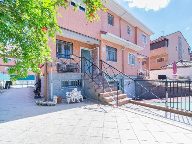 Casa pareada en venta en Móstoles, Parque Coimbra. Chalet pareado en venta en Calle Acebo 30, Parque Coímbra. Casas pareadas.