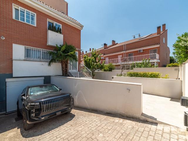 Casa pareada en venta en Móstoles, Parque Coimbra. Chalet pareado en venta en Paseo del Arroyo, 104. Casas pareadas.
