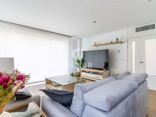 Casa pareada en venta en Madrid, Peñagrande. En el exclusivo barrio de Peñagrande, situado en el distrito de FuencarralEl Pardo de Madrid, presentamos este magnífico chalet pa. Casas pareadas.