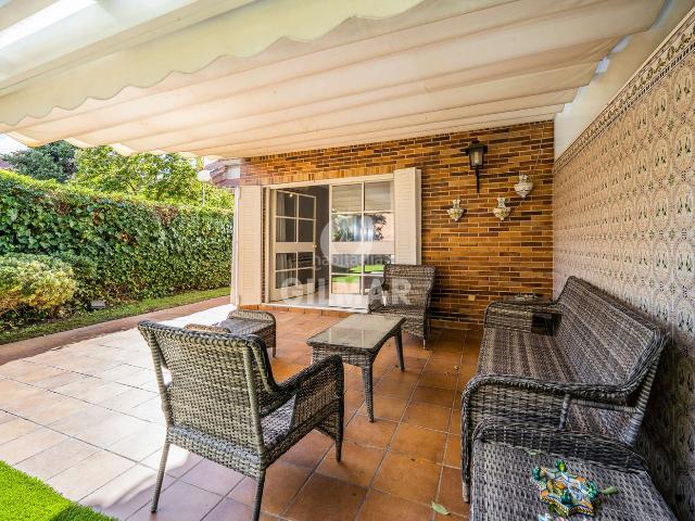Casa pareada en venta en Madrid, Peñagrande. Este magnífico chalet pareado de más de 350m construidos sobre una parcela de más de 350m la más grande de la urbanización de 5 vi. Casas pareadas.