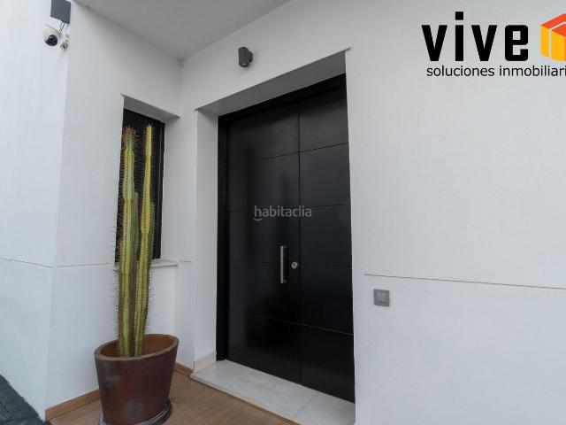 Casa pareada en venta en Mairena del Aljarafe, Nuevo Bulevar. CHALET PAREADO DE DISEÑO CON PISCINA PRIVADA. Casas pareadas Mairena del.