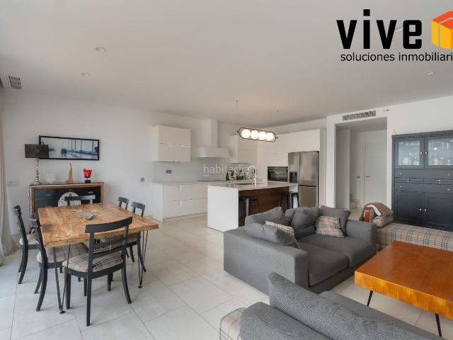 Casa pareada en venta en Mairena del Aljarafe, Nuevo Bulevar. CHALET PAREADO DE DISEÑO CON PISCINA PRIVADA. Casas pareadas Mairena del.