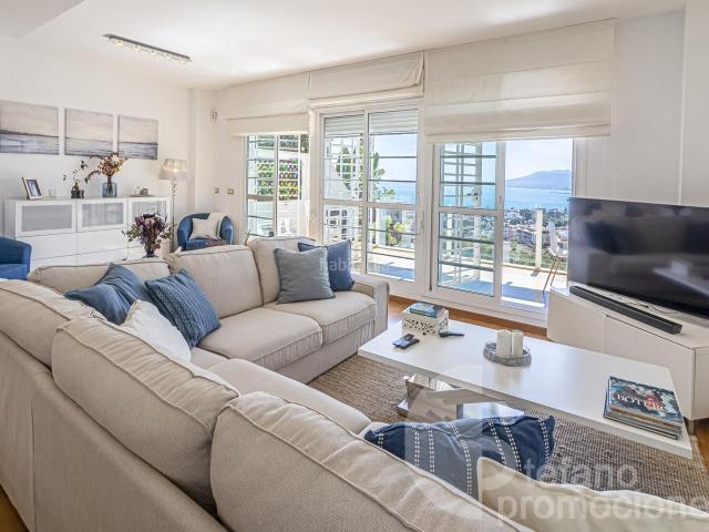 Casa pareada en venta en Málaga, Miraflores del Palo. EXCLUSIVA VIVIENDA CON VISTAS AL MAR EN, UNA DE LAS ZONAS MÁS EXCLUSIVAS DE MÁLAGA. DISTRIBUIDA EN CUATRO PLANTAS. Casas pareadas.