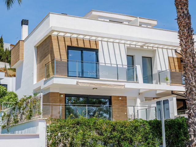 Casa pareada en venta en Málaga, Cerrado de Calderón Hacienda Paredes. Espectacular casa pareada en Málaga Este. Casas pareadas.
