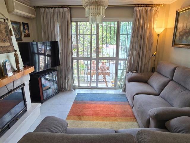 Casa pareada en venta en Málaga, Distrito Zeta Recinto Ferial Cortijo de Torres. Vivienda muy espaciosa con piscina propia en Málaga. Casas pareadas.