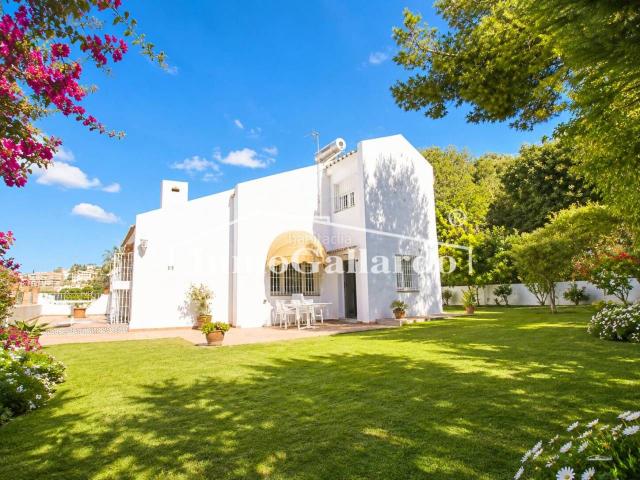 Casa pareada en venta en Málaga, El Palo. EXCLUSIVO CHALET PAREADO CON GRAN JARDÍN Y VISTAS AL MAR EN MIRAFLORES DEL PALO. Casas pareadas.