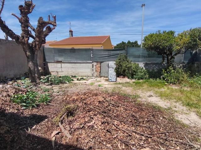 Casa pareada en venta en Málaga, Fuente Alegre El Chaparral Los Morales. Parcela con casa en construcción, con proyecto, licencia y planos. Casas pareadas.