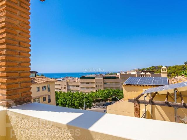 Casa pareada en venta en Málaga, Parque Clavero. DESCUBRE EL OASIS PRIVADO QUE TU FAMILIA ESTABA ESPERANDO A SOLO 10 MINUTOS DEL CORAZÓN DE MÁLAGA!. Casas pareadas.