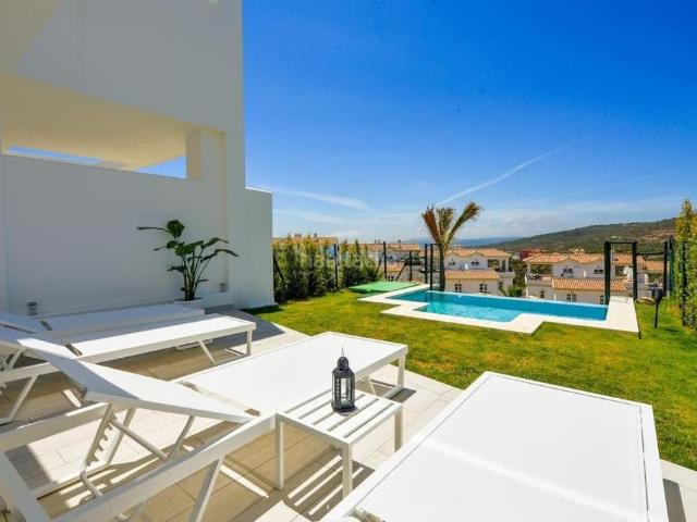 Casa adosada en venta en Manilva, Chullera. Pareada con vistas panorámicas al mar y Gibraltar en la Costa del Sol. Casas adosadas.