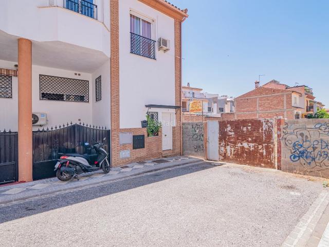 Casa pareada en venta en Maracena. OPORTUNIDAD DE VENTA EN MARACENA, BONITA CASA PAREADA O EN ESQUINA EN MARACENA 3 DORMITORIOS, SEMISÓTANO, PATIO Y CHIMENEA. Casas pareadas.