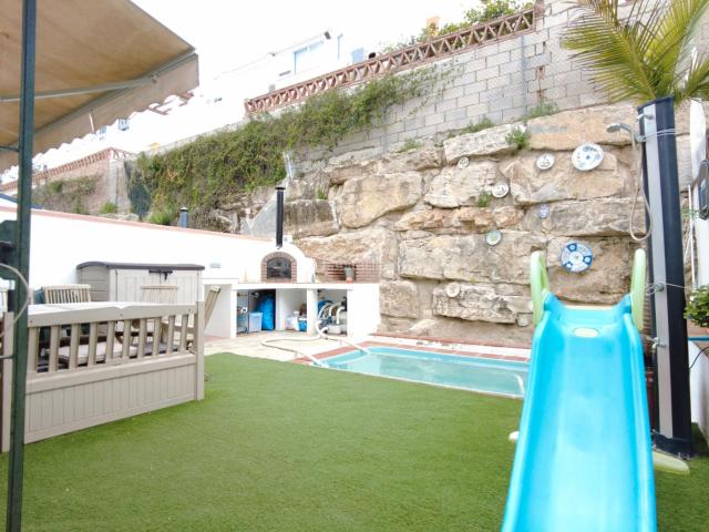 Casa pareada en venta en Marbella, Bello Horizonte Lindasol. Exclusiva casa adosada con piscina privada en Bello Horizonte Lindasol, Marbella Gran potencial de revalorización. Casas pareadas.