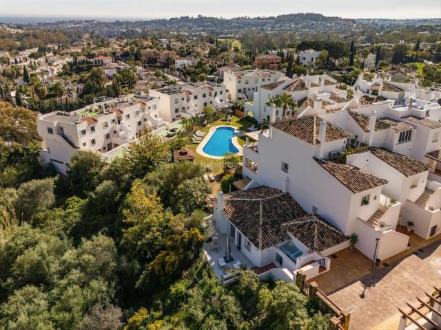 Casa pareada en venta en Marbella, Los Naranjos. Casa Escondida: Un Oasis de Lujo en el Corazón de Nueva Andalucía. Casas pareadas.