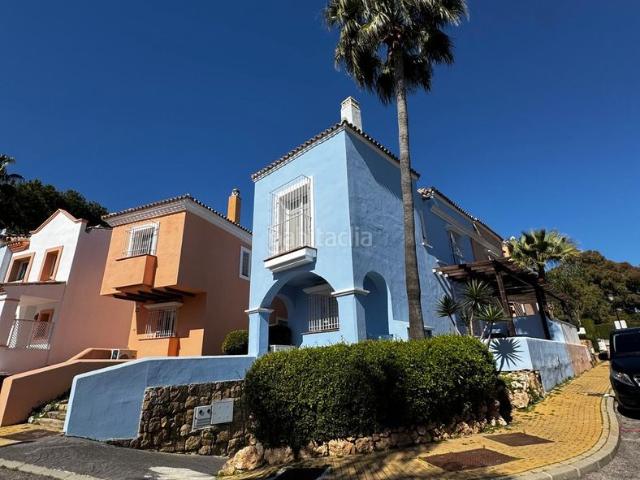 Casa pareada en venta en Marbella, Los Naranjos. Exclusiva casa pareada en Aloha Lake Village, Nueva Andalucía. Casas pareadas.