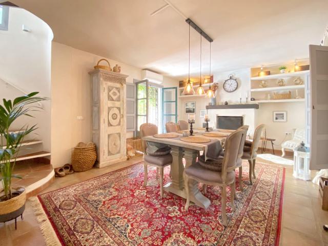 Casa pareada en venta en Marbella, La Carolina Guadalpín. Encantadora casa en la Milla de Oro. Casas pareadas.