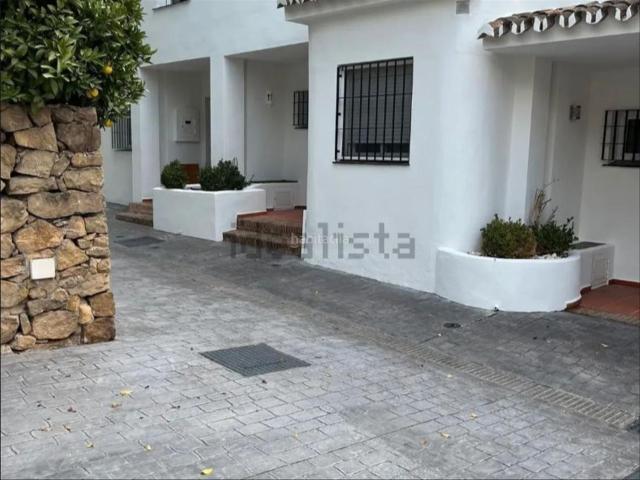 Casa pareada en venta en Marbella, La Merced. Encantadora adosada con solárium, vistas a la montaña y piscina comunitaria Marbella. Casas pareadas.